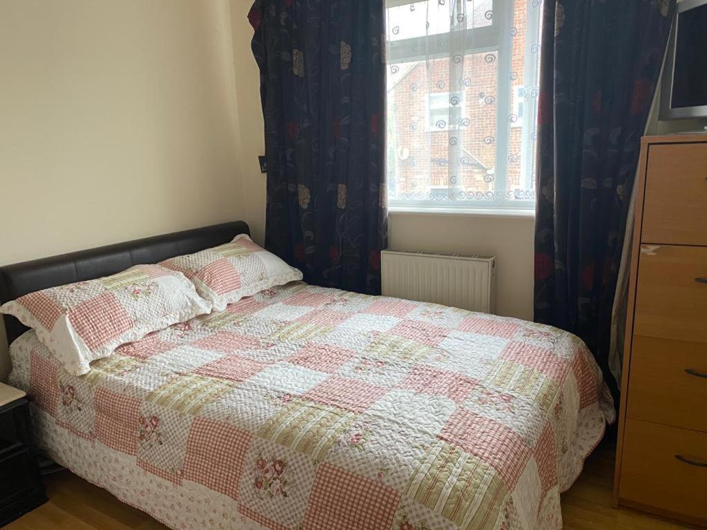 Specious Room In Northolt Northolt  Exteriör bild